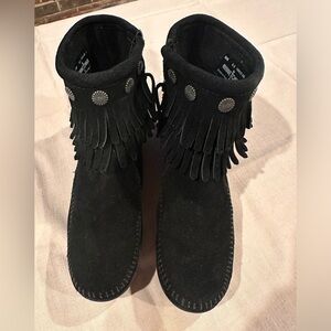 Minnetonka High Top Back Zip Fringe Booties Sz 7